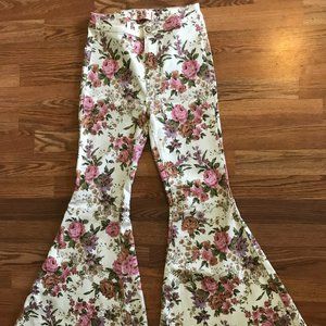 Super cute floral Free People just float on flare jeans 25 short